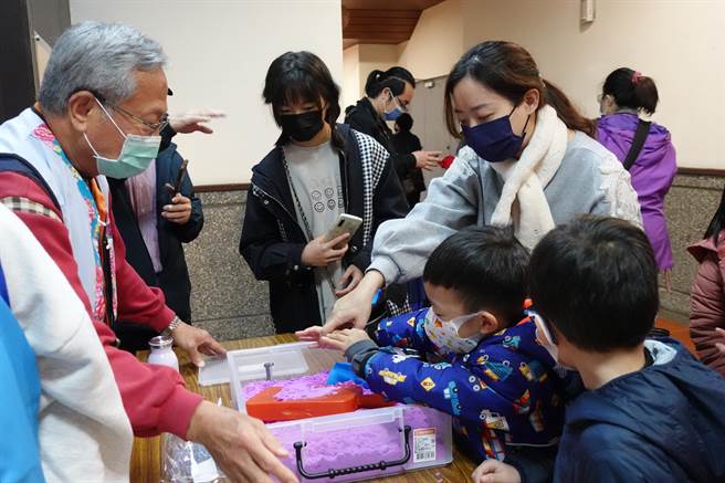 新北市客家文化園區今舉行「天穿日－攜手補天愛地球」，將環境永續發展結合活動，辦理祭天儀式、創意補天、天穿任務、植感手作體驗、市集活動及音樂會等，並打造生態浮島，增加園內水生生物棲息空間。（新北市客家局提供）