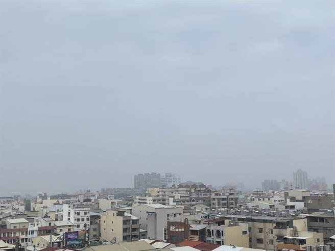 台南近日空品不佳，環保局已一連5天啟動應變，預計下周三空品能好轉。(曹婷婷攝)