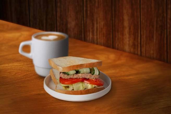 路易莎咖啡精选出畅销餐饮推出超值早餐，让上班族和学生能一次品尝餐食和饮料。（路易莎提供）