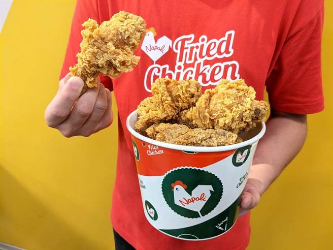 拿坡里炸鸡「鸡腿二重奏」内含4只鸡腿和4块腿排及一瓶1.25L饮料，特价369元。（拿坡里提供）