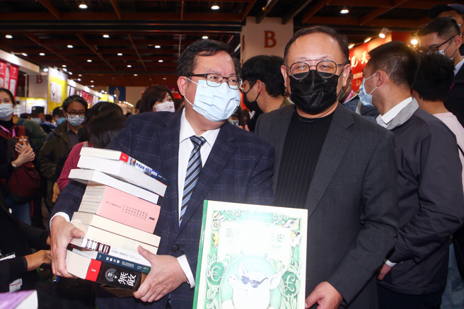 行政院副院长郑文灿（左）5日由文化部长史哲（右）陪同参观2023第31届台北国际书展，沿路买了好多书籍。（邓博仁摄）