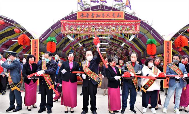 为期三天的山水上帝庙元宵活动在陈光復等地方人士剪彩后展开，累积多年的各式大小金龟排开，场面十分壮观。（张茂雄摄）