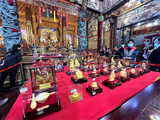 累积多年的各式大小金龟排开十分壮观，上帝庙准备有乞金龟、摸彩、晚会、钱兔似锦乞好康、猜灯谜、过平安桥、求发财金及美食市集等活动，让大家开心过元宵。（张茂雄摄）