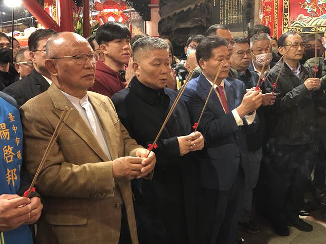 大甲镇澜宫董事长顏清标主持，率领全体董监事上香请示妈祖进香日程，现场吸引关心妈祖出巡信眾围观。(陈世宗摄)