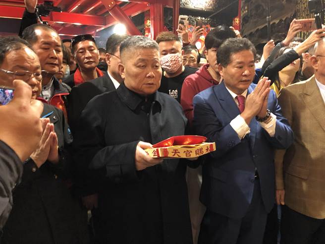 大甲镇澜宫依例在元宵节晚上6时，举行今年大甲妈祖遶境起驾时间「筊筶」掷筊仪式。(陈世宗摄)