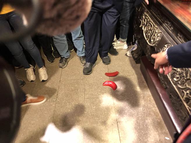 镇澜宫董事长顏清标掷出第二筊获得「胜筊」！(陈世宗摄)