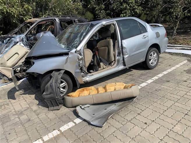 新春期间，彰化县连续发生死亡车祸，陈姓男子过年载着一家3口偕同2名友人出游，不慎自撞路边电线杆，轿车成烂铁，陈男送医急救不治。（民眾提供／吴敏菁彰化传真）