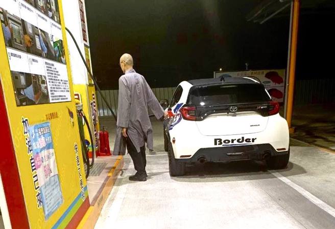 一名身穿僧服的光頭男子被目擊在自助加油，而男子轎車是要價百萬的白色Toyota GR Yaris，俗稱「暴力鴨」。（翻攝自「Andy老爹」臉書粉絲團）