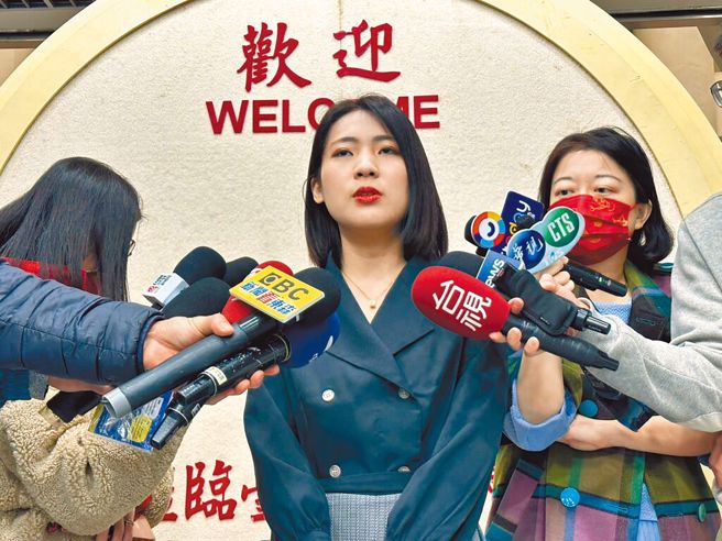 台北市议员徐巧芯(中)宣布投入立委初选，引发党内热议。（本报资料照片）