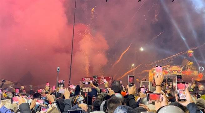 神轿队伍5日晚间7点左右从武庙出发时，广场上的炮城、烟火疯狂四射，民眾举起手机和相机狂拍。（张毓翎摄）