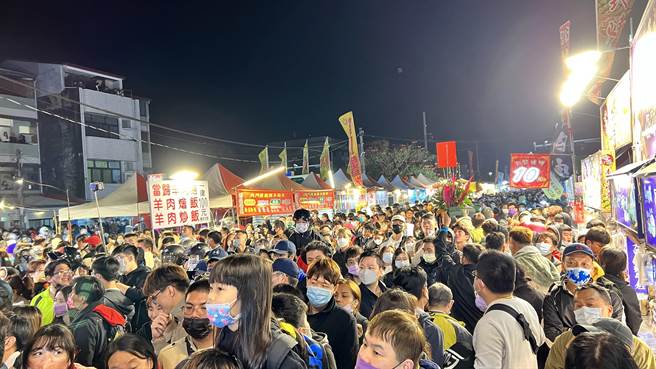 武庙广场及分布在市中心各处的指标性炮城，四周道路早已被民眾挤爆。（张毓翎摄）