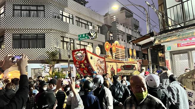 武庙广场及分布在市中心各处的指标性炮城，四周道路早已被民眾挤爆。（张毓翎摄）