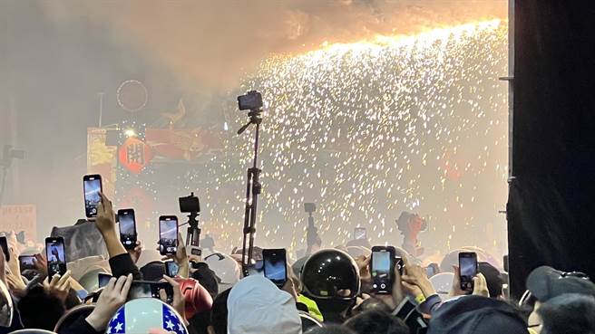 神轿出发前，施放烟火瀑布，引起现场民眾惊呼连连。（张毓翎摄）