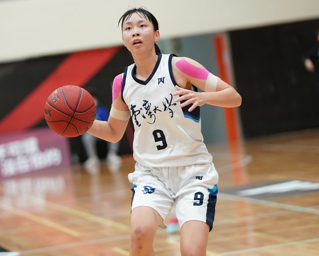台湾大学温品淳10分、12篮板、6抄截，本季以平均2.1次阻攻蝉联UBA公开女一级阻攻后。（大专体总提供）