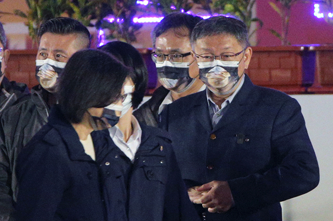 2023台灣燈會5日在台北國父紀念館開幕，前台北市長柯文哲出席站在舞台最右側，蔡英文總統（左前）離去時兩人沒有互動。（黃世麒攝）