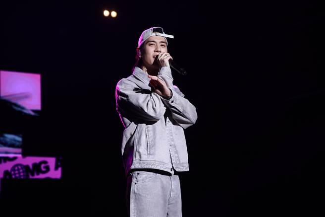 有謙當起暖男問現場粉絲「大家腿不痠嗎」。（Wonder提供）