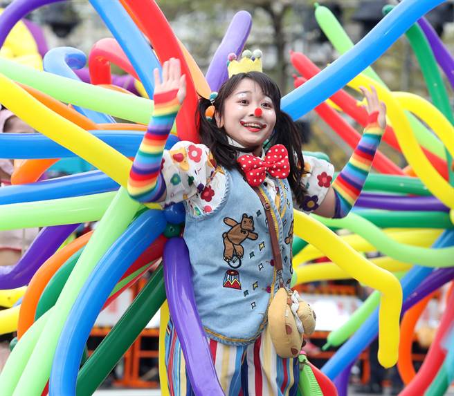 2023台湾灯会踩街游行5日在台北市政府周边举行，「兆群表演艺术团」小丑哥哥姐姐们将色彩缤纷的气球穿戴在身上，吸引大小朋友的目光。（刘宗龙摄）