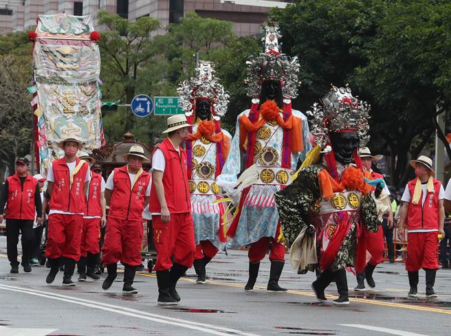 台湾灯会踩街游行5日在台北市政府周边举行，超过150年传统的北管轩社「台北灵安社」率先登场，并由范、谢二将军打头阵。（刘宗龙摄）