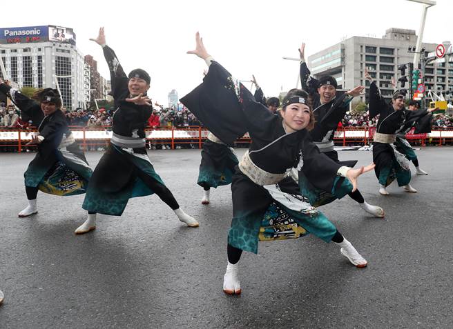 台湾灯会踩街游行5日在台北市政府周边举行，「日本名古屋－笑”」带来热闹祭典舞蹈。（刘宗龙摄）