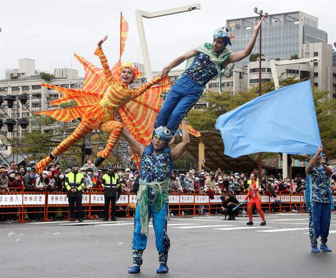 台湾灯会踩街游行5日在台北市政府周边举行，国立臺湾戏曲学院青年剧团带来精彩的杂技演出。（刘宗龙摄）