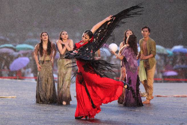 台湾灯会5日在台北国父纪念馆开幕，「精灵幻舞舞团与Pablo Egea」舞者在绵绵细雨中卖力演出，为点灯仪式暖场。（黄世麒摄）