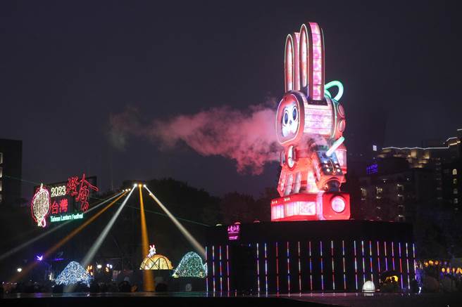 台湾灯会5日在台北国父纪念馆开幕，展出368件作品，主灯为「玉兔壮彩」，由艺术家李明道操刀，创作高达22公尺的Robot造型科技玉兔主灯，邀请奥运金牌选手郭婞淳透过脸部动作捕捉技术，为玉兔增添生动表情，搭配五彩缤纷的光束，展现台湾灯会从经典到创新的精神。（黄世麒摄）