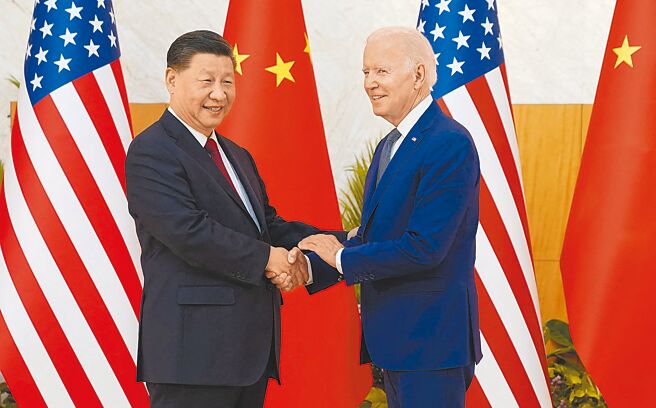 美中近年對抗激烈，在布林肯訪中前夕，卻又因「偵察氣球」事件陷入緊張。圖為2022年美國總統拜登（右）與中國國家主席習近平（左）在G20峰會上握手。（路透）
