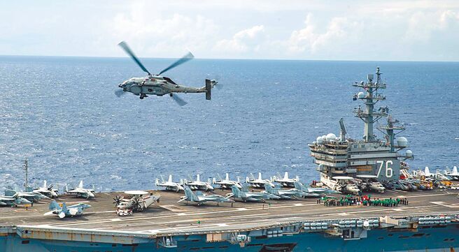 美国在开战前首要思考的，必是愿不愿意接受为了台湾接受航母被击沉的结果而不选择核反击，选择不核反击也会招致美国国内民意强大压力。图为美军航空母舰雷根号。（摘自航空母舰雷根号脸书）