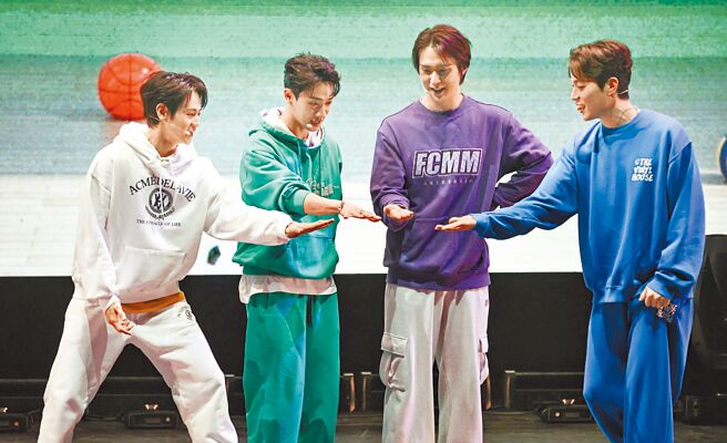 梁耀燮（左起）、李起光、孙东云、尹斗俊昨在台上玩开来，带给粉丝难忘的一晚。（罗永铭摄）