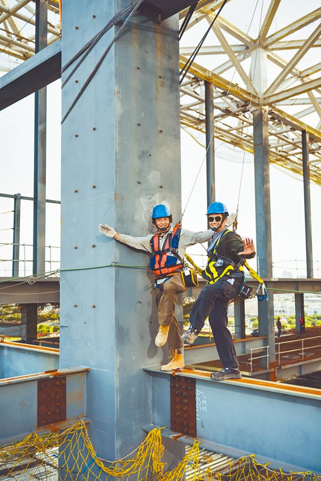 柯叔元（右）、李铭顺在专业人员指导之下登高楼拍片。（大慕影艺、华映娱乐提供 ）