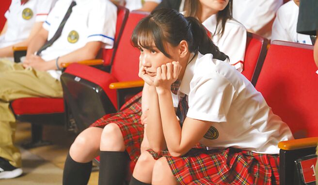 张本渝逆龄扮高中生被夸零违和。（中天综合台提供）