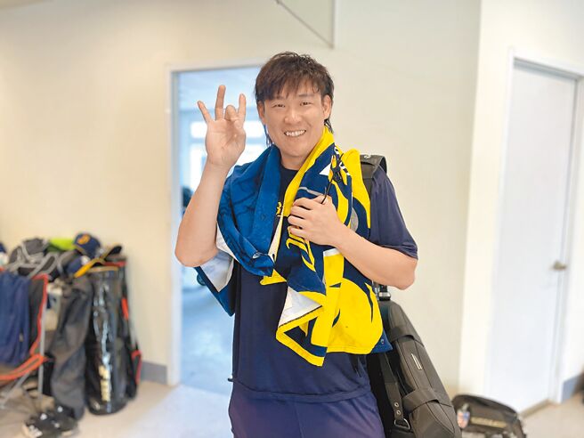 中信兄弟许基宏将动刀治疗左脚跟骨刺及阿基里斯腱，恐缺席上半季。（毛琬婷摄）