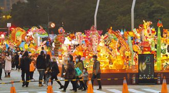 台灣燈會晚間湧人潮 北捷國父紀念館站一度「過站不停」