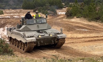烏軍學駕英國挑戰者2坦克 「坦克教練車」現身