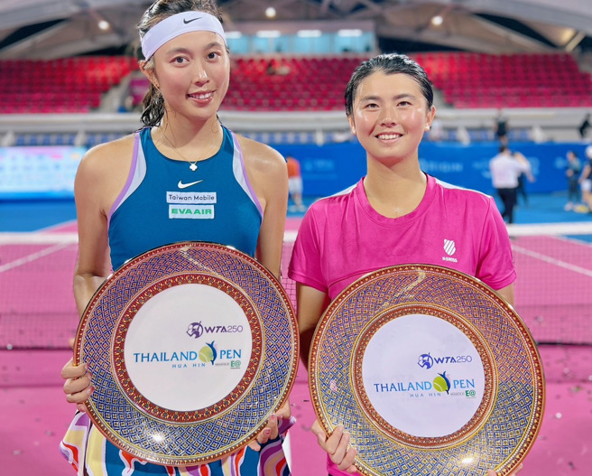 詹皓晴（左）、吴芳嫺（右）合力拿下泰国华欣女网赛女双冠军。（刘雪贞提供）