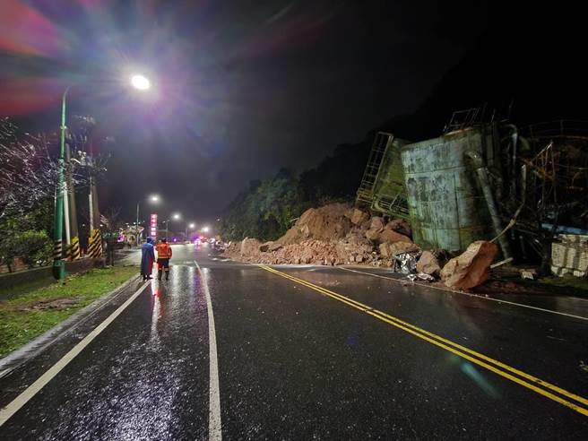 新北市金山區陽金公路4公里處昨晚9時許發生土石流坍方意外。(黃敬文攝)
