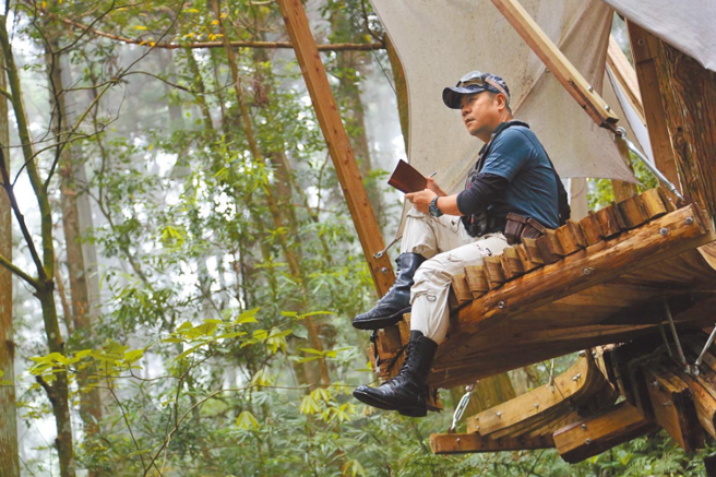 萧青阳与女儿萧君恬夺葛莱美最佳唱片包装奖。(萧青阳提供)