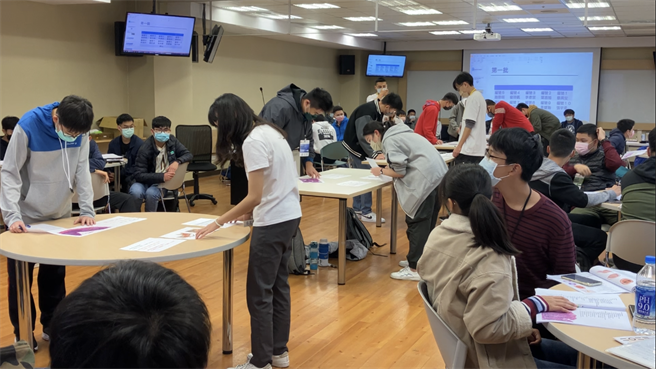 嘉中医学营学员进行跑台考试。（嘉中提供／廖素慧嘉市传真）