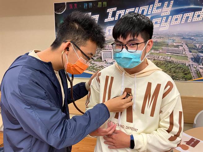 嘉中医学营学员使用听诊器。（嘉中提供／廖素慧嘉市传真）