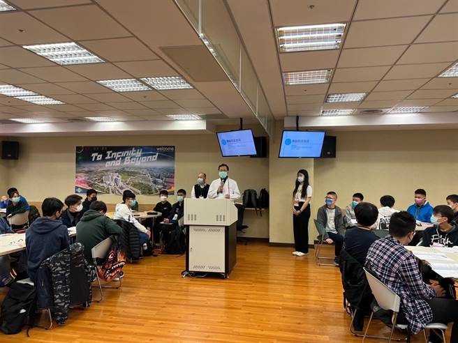 嘉中医学营开幕式，嘉义长庚医院萧副院长致词。（嘉中提供／廖素慧嘉市传真）