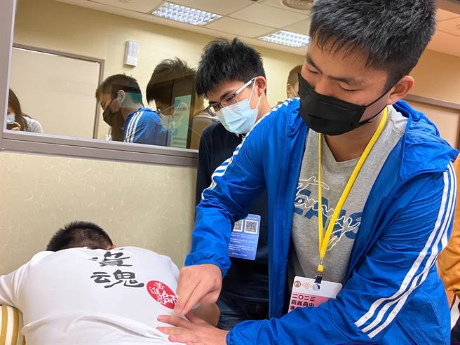 嘉中医学营学员体验理学检查叩诊。（嘉中提供／廖素慧嘉市传真）