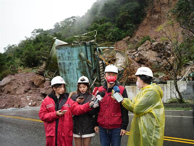 金山區長劉昌松指出，希望先搶通單線道雙向通車，並趕在8日恢復供水正常。(黃敬文攝)