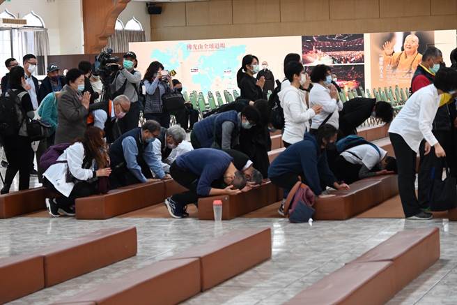 星云大师5日圆寂，享耆寿97岁，许多民眾6日到佛光山参拜并悼念。（林瑞益摄）