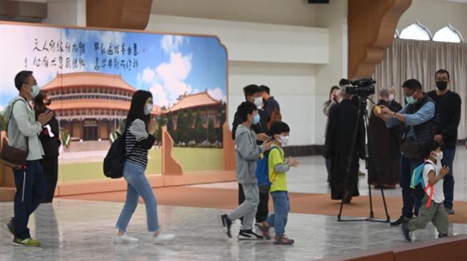 星云大师5日圆寂，享耆寿97岁，民眾带着小孩6日到佛光山悼念。（林瑞益摄）