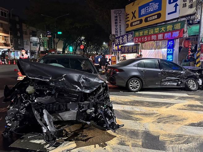 高雄一名男子疑违规左转酿祸，造成2车碰撞，双方驾驶以及乘客3人送医。（翻摄照片／崔正纲高雄传真）