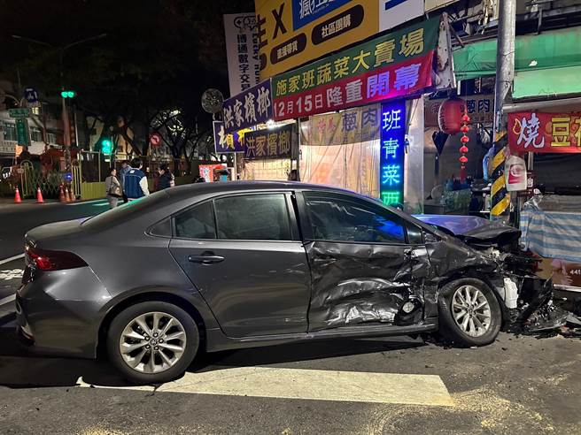 车辆右前侧遭撞毁。（翻摄照片／崔正纲高雄传真）