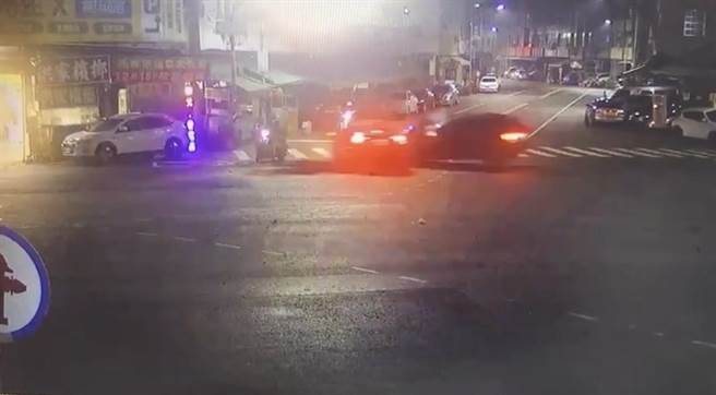 疑违规左转酿祸，造成2车碰撞，双方驾驶以及乘客3人送医，还波及一旁女骑士。（翻摄照片／崔正纲高雄传真）