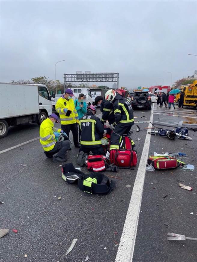 国道2号6车追撞，水泥混拌车翻覆占2车道，其中1小客车驾驶受困命危。(翻摄照片／蔡依珍桃园传真)