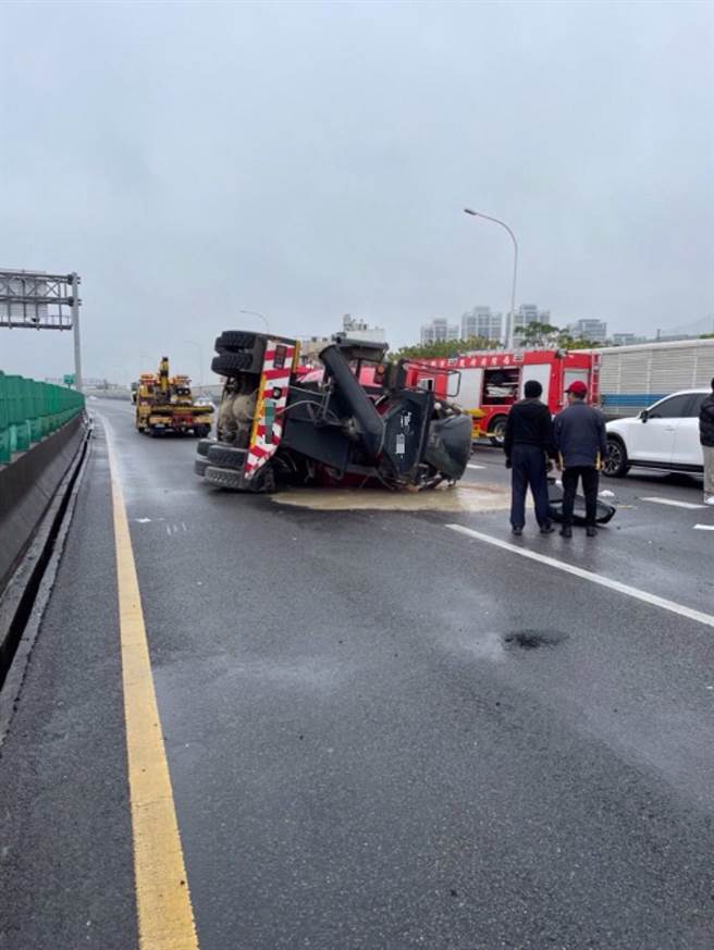 国道2号6车追撞，水泥混拌车翻覆占2车道，其中1小客车驾驶受困命危。(翻摄照片／蔡依珍桃园传真)