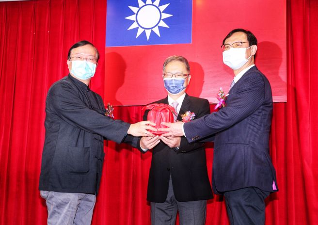 健保署6日举行新任署长交接布达典礼，在卫福部长薛瑞元（中）监交下，新任署长石崇良（右）从代理署长李丞华（左）手中接下印信。（黄世麒摄）